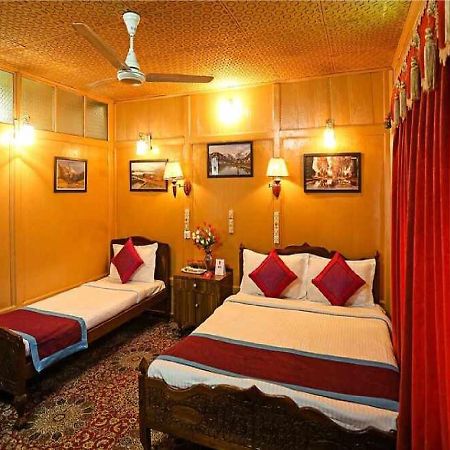 Calm Holiday Inn Srinagar  Exterior photo
