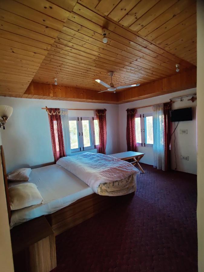 Calm Holiday Inn Srinagar  Exterior photo