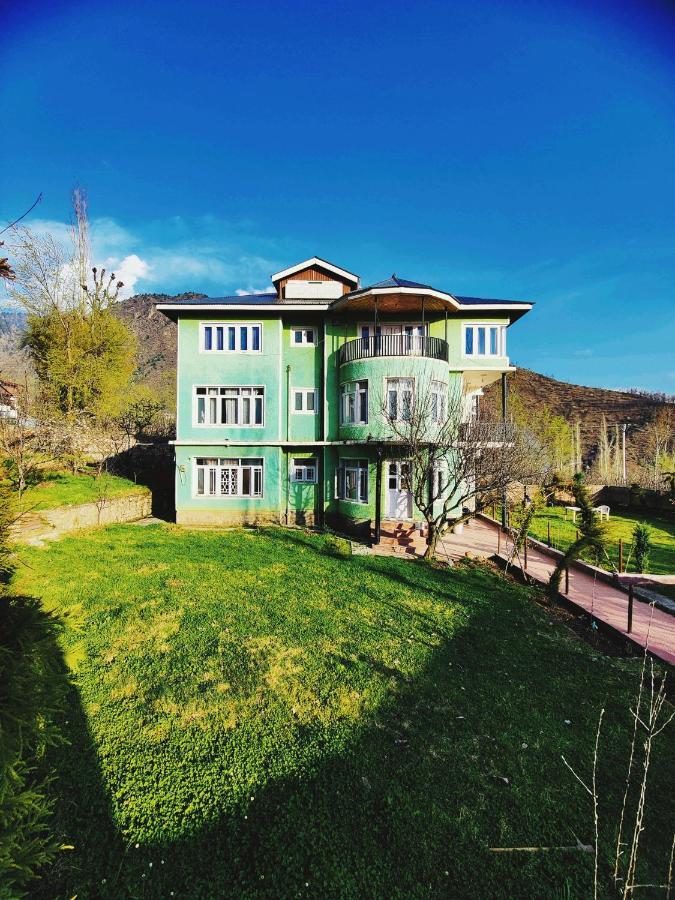 Calm Holiday Inn Srinagar  Exterior photo
