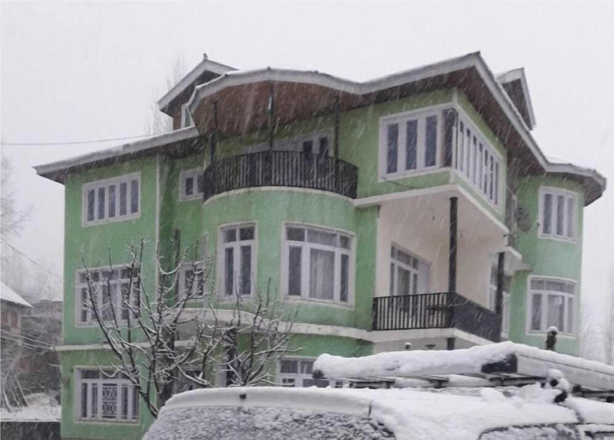 Calm Holiday Inn Srinagar  Exterior photo