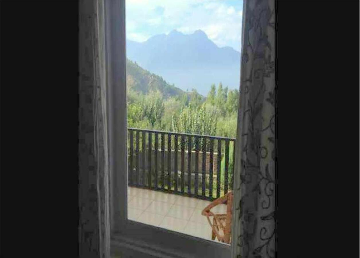 Calm Holiday Inn Srinagar  Exterior photo